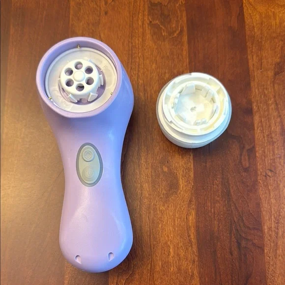 NIB Clarasonic Mia 2 With Extra Brush Heads and Cleansers - Picture 11 of 12